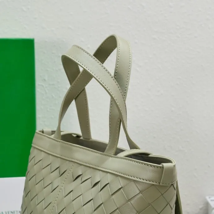 Batch 1560 #Bv 2023 new Flip Flap tote bag, simple and practical tote body design, classic leather weaving, fully displaying Bv craftsmanship, and making the whole bag look more refined. The zippered small pocket can be placed inside the bag, or can be placed outside as a handbag seal. The versatile small tote [happy] is both fashionable and practical. It is suitable for a variety of occasions. It is made of top-grade happa lambskin. It is very soft and lightweight. The bag shape that can stand up without falling down is really nice. It is the first choice for fashion workers and expectant mothers. Size: 23x18.5x15, model: 7746
